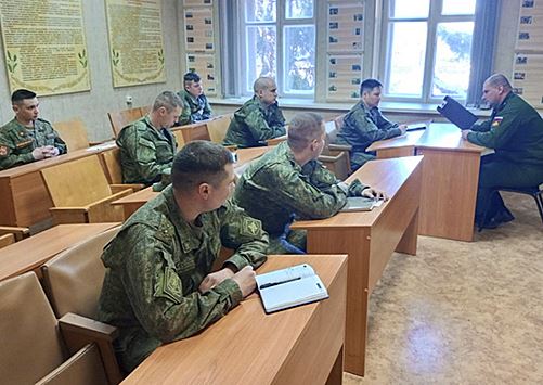 Автоинспекторы ЦВО провели профилактическое занятие с военными водителями в Татарстане