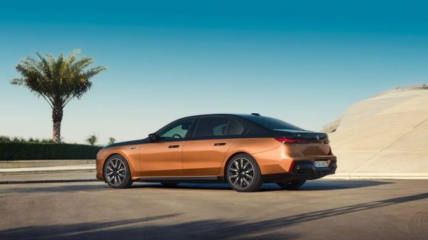 BMW показала фламанский седан i7 с приставкой М