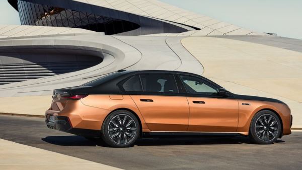 BMW показала фламанский седан i7 с приставкой М