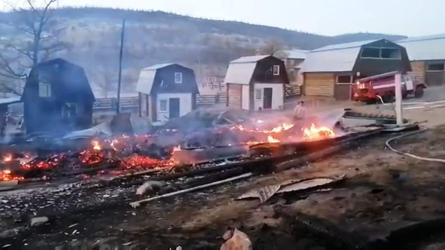 Крупный пожар охватил туристическую базу на берегу Байкала<br />
