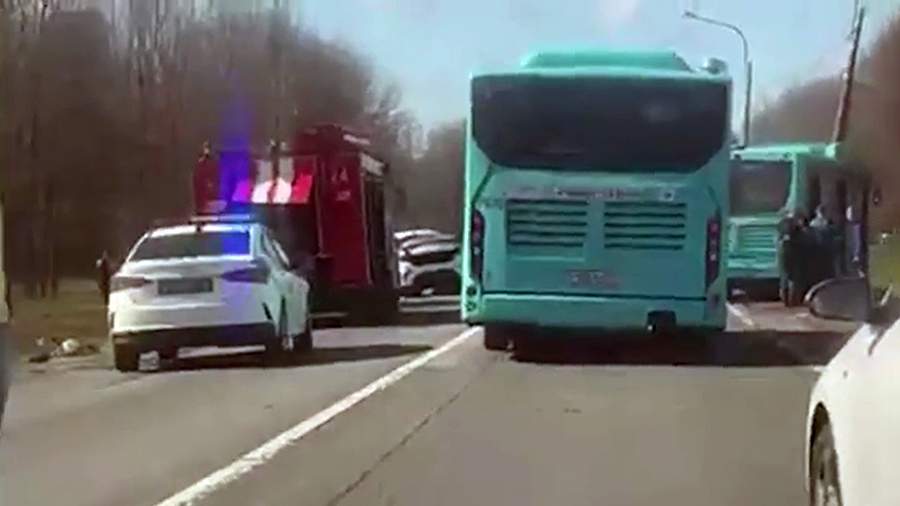 Один человек погиб в ДТП с рейсовым автобусом в Санкт-Петербурге<br />
