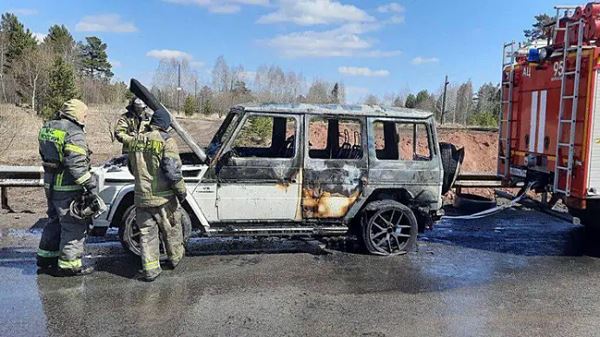 Под Красноярском уходивший от полиции Mercedes-Benz загорелся на трассе