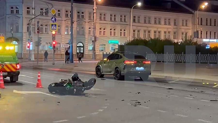 Проехавший на красный водитель сбил двух мотоциклистов в центре Москвы<br />
