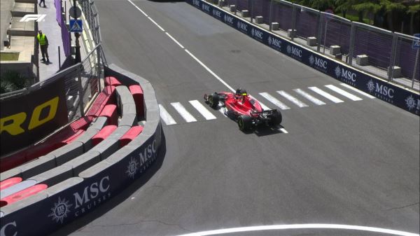 Шарль Леклер выиграл квалификацию к спринту Ф1 в Баку, несмотря на аварию