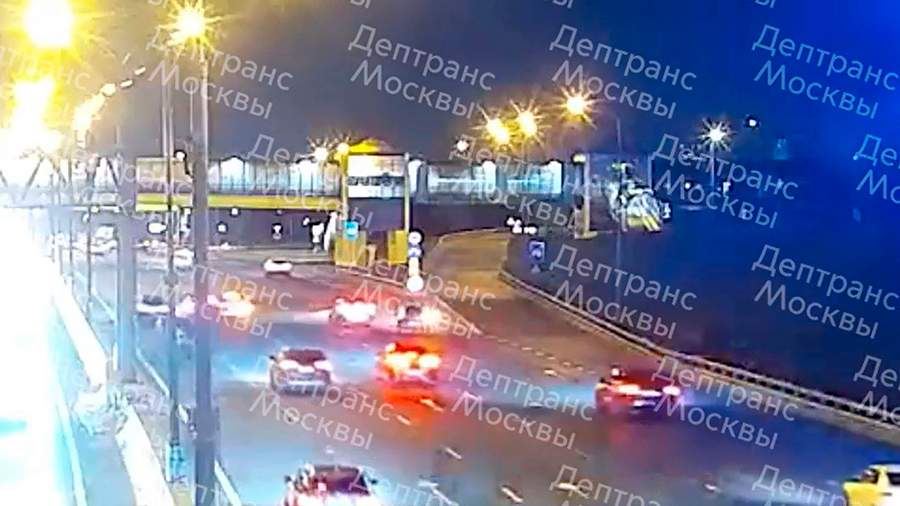 В Москве перекрыли три полосы МКАД из-за массового ДТП<br />
