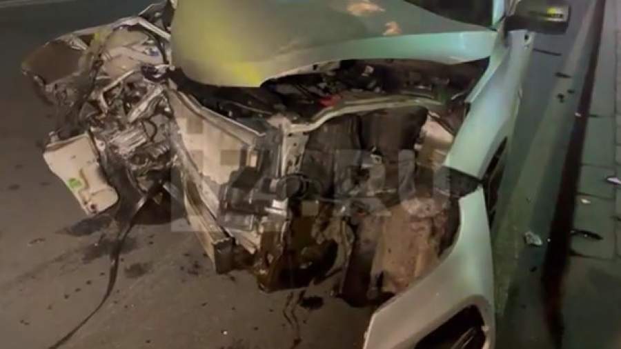 В Санкт-Петербурге автомобиль врезался в столб и разломился пополам<br />
