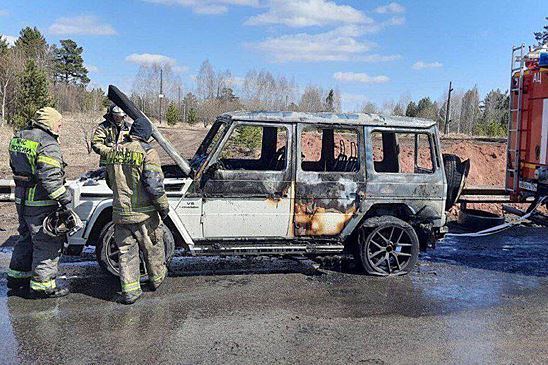 В Красноярском крае Mercedes сгорел, когда водитель попытался скрыться от ГИБДД