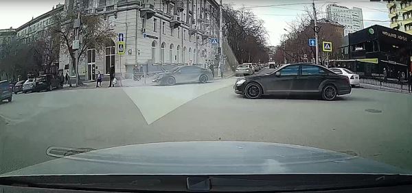 В Новосибирске ГИБДД устанавливает личность проехавшего на красный свет водителя Мерседеса