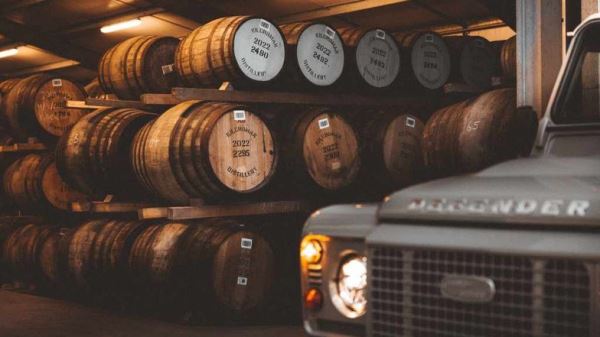 Land Rover выпустил историческую спецверсию: при чем тут виски?