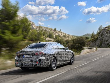 Водители BMW i5 смогут менять полосу движения одним взглядом