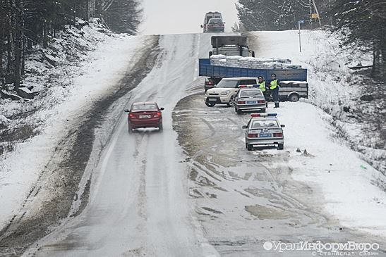На автодороге Екатеринбург - Серов из-за снега ограничили движение грузового транспорта