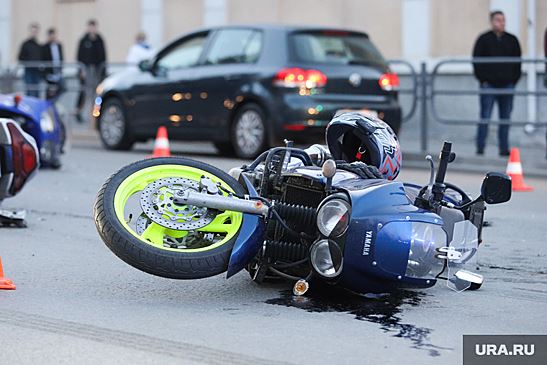 В центре Екатеринбурга мотоциклист попал под легковушку
