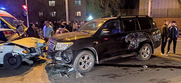 В Екатеринбурге Land Cruser врезался в две машины, четверо пострадали