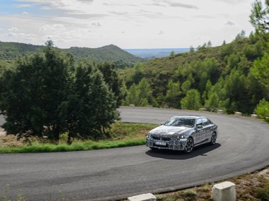 Водители BMW i5 смогут менять полосу движения одним взглядом